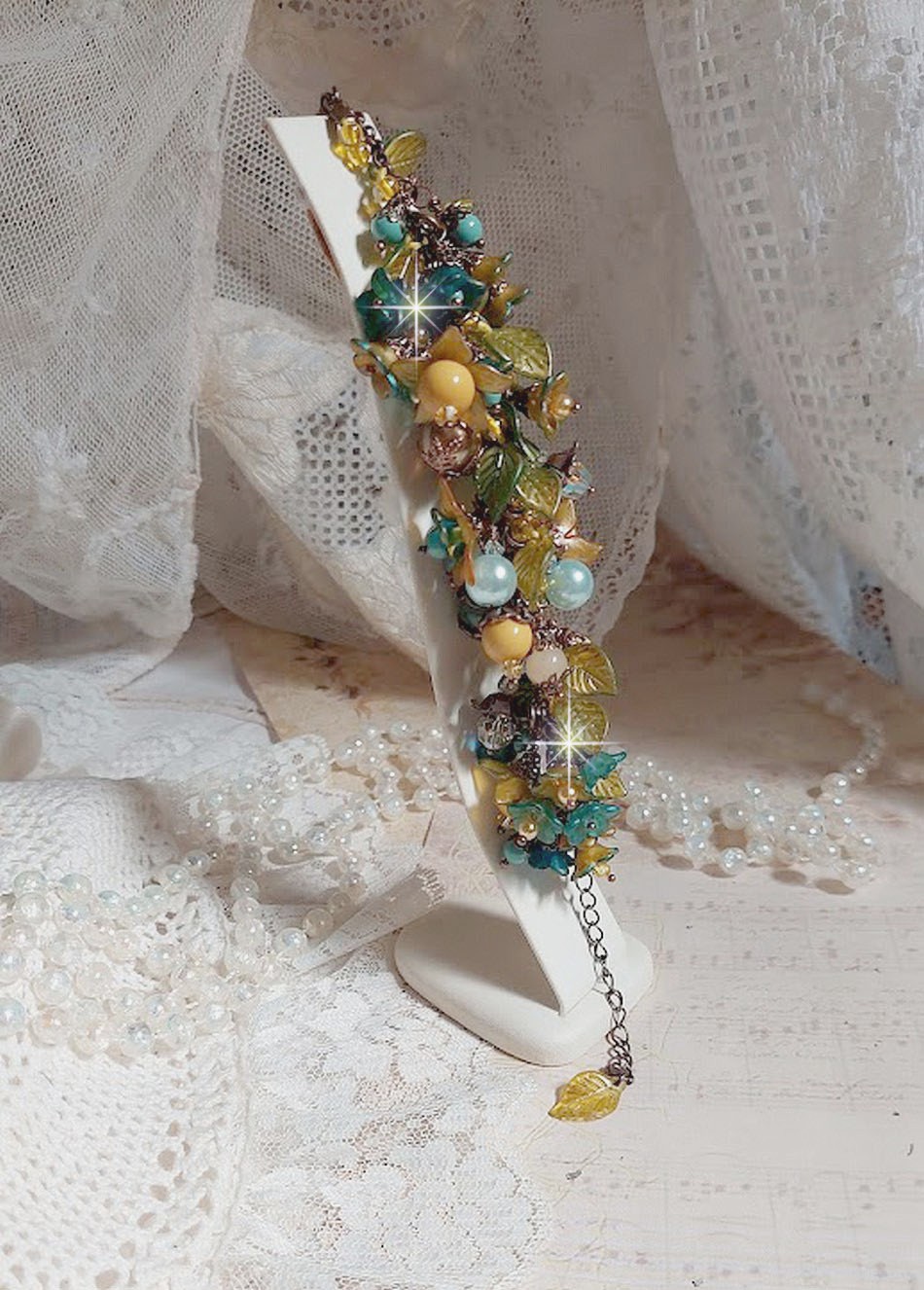 Bracelet Cézanne fleuri avec perles colorées et détails dorés.