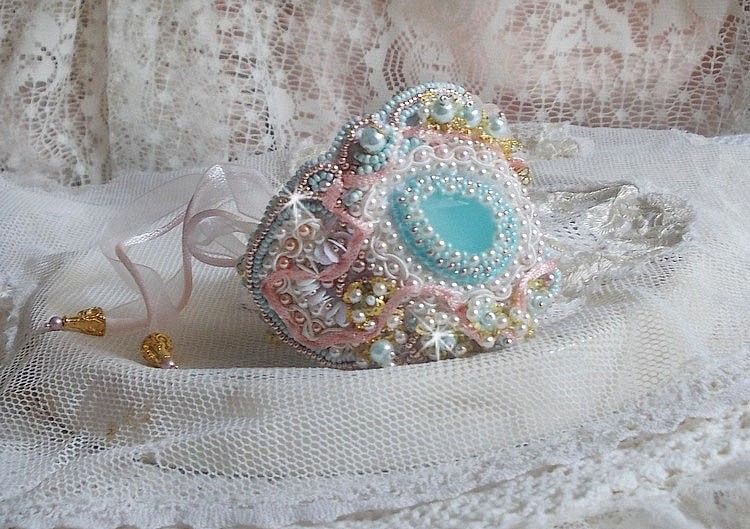 Bracelet Dentelle Menthe manchette Haute Couture brod&eacute; avec des Cristaux de Swarovski, des perles en verre de boh&egrave;me, des rocailles et des fleurs Lucite en r&eacute;sine