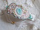 Bracelet Dentelle Menthe manchette Haute Couture brod&eacute; avec des Cristaux de Swarovski, des perles en verre de boh&egrave;me, des rocailles et des fleurs Lucite en r&eacute;sine