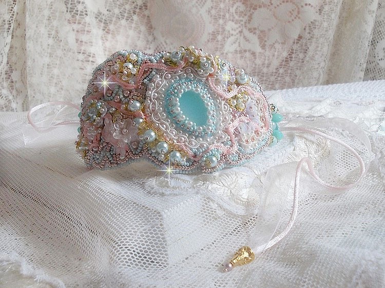 Bracelet Dentelle Menthe manchette Haute Couture brod&eacute; avec des Cristaux de Swarovski, des perles en verre de boh&egrave;me, des rocailles et des fleurs Lucite en r&eacute;sine