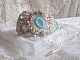 Bracelet Dentelle Menthe manchette Haute Couture brod&eacute; avec des Cristaux de Swarovski, des perles en verre de boh&egrave;me, des rocailles et des fleurs Lucite en r&eacute;sine