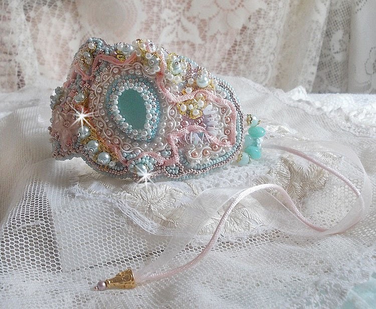 Bracelet Dentelle Menthe manchette Haute Couture brod&eacute; avec des Cristaux de Swarovski, des perles en verre de boh&egrave;me, des rocailles et des fleurs Lucite en r&eacute;sine