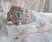 Bracelet Dentelle Menthe manchette Haute Couture brod&eacute; avec des Cristaux de Swarovski, des perles en verre de boh&egrave;me, des rocailles et des fleurs Lucite en r&eacute;sine