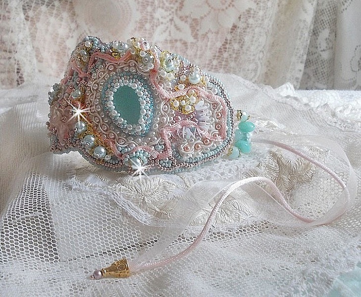 Bracelet Dentelle Menthe manchette Haute Couture brod&eacute; avec des Cristaux de Swarovski, des perles en verre de boh&egrave;me, des rocailles et des fleurs Lucite en r&eacute;sine