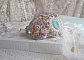 Bracelet Dentelle Menthe manchette Haute Couture brod&eacute; avec des Cristaux de Swarovski, des perles en verre de boh&egrave;me, des rocailles et des fleurs Lucite en r&eacute;sine