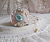 Bracelet Dentelle Menthe manchette Haute Couture brod&eacute; avec des Cristaux de Swarovski, des perles en verre de boh&egrave;me, des rocailles et des fleurs Lucite en r&eacute;sine