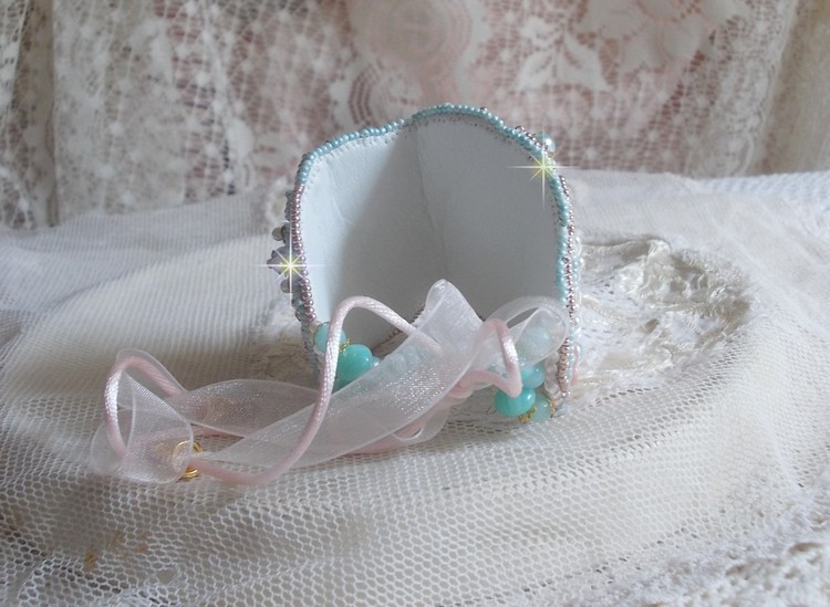 Bracelet Dentelle Menthe manchette Haute Couture brod&eacute; avec des Cristaux de Swarovski, des perles en verre de boh&egrave;me, des rocailles et des fleurs Lucite en r&eacute;sine