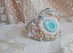 Bracelet Dentelle Menthe manchette Haute Couture brod&eacute; avec des Cristaux de Swarovski, des perles en verre de boh&egrave;me, des rocailles et des fleurs Lucite en r&eacute;sine