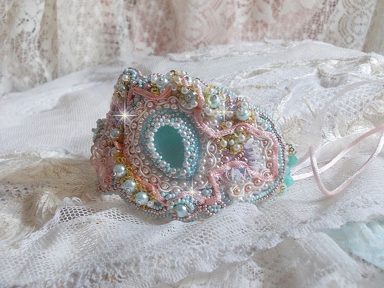 Bracelet Dentelle Menthe manchette Haute Couture brod&eacute; avec des Cristaux de Swarovski, des perles en verre de boh&egrave;me, des rocailles et des fleurs Lucite en r&eacute;sine