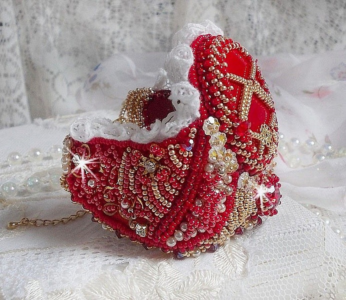 Bracelet Nous Deux manchette Haute-Couture brod&eacute; avec des Cristaux de Swarovski, un cabochon ovale en verre rouge et des rocailles