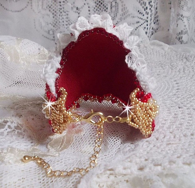 Bracelet Nous Deux manchette Haute-Couture brod&eacute; avec des Cristaux de Swarovski, un cabochon ovale en verre rouge et des rocailles