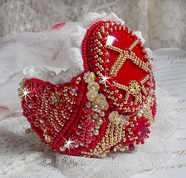 Bracelet Nous Deux manchette Haute-Couture brod&eacute; avec des Cristaux de Swarovski, un cabochon ovale en verre rouge et des rocailles