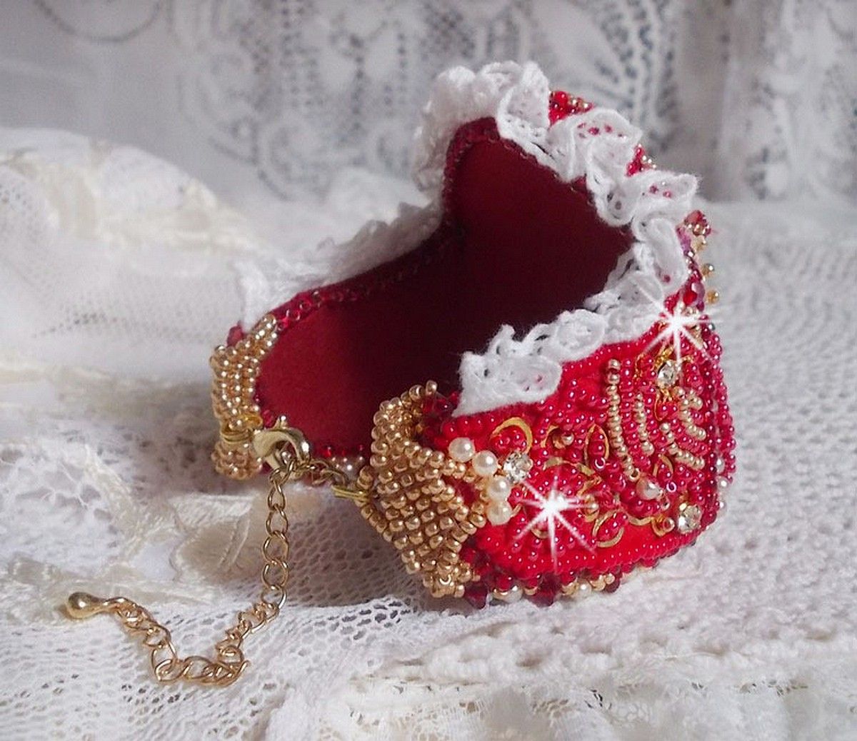 Bracelet Nous Deux manchette Haute-Couture brod&eacute; avec des Cristaux de Swarovski, un cabochon ovale en verre rouge et des rocailles