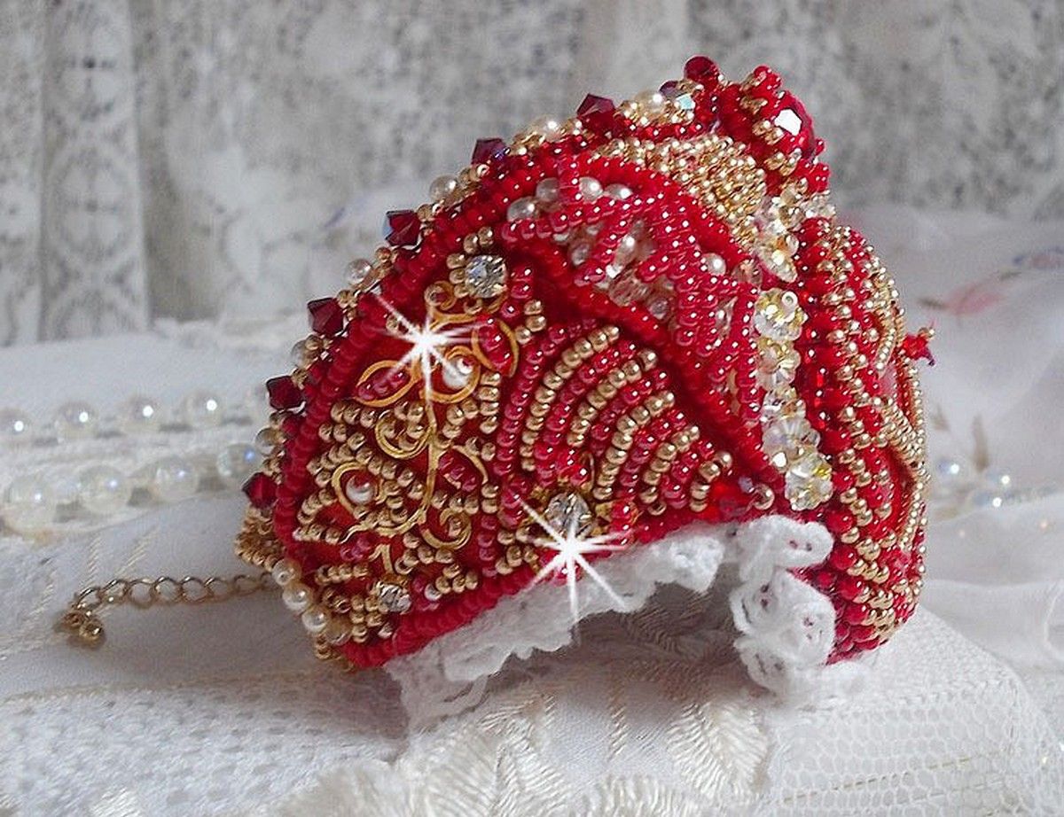 Bracelet Nous Deux manchette Haute-Couture brod&eacute; avec des Cristaux de Swarovski, un cabochon ovale en verre rouge et des rocailles
