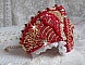 Bracelet Nous Deux manchette Haute-Couture brod&eacute; avec des Cristaux de Swarovski, un cabochon ovale en verre rouge et des rocailles
