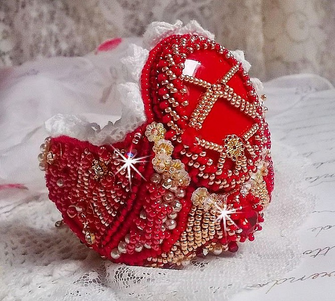 Bracelet Nous Deux manchette Haute-Couture brod&eacute; avec des Cristaux de Swarovski, un cabochon ovale en verre rouge et des rocailles