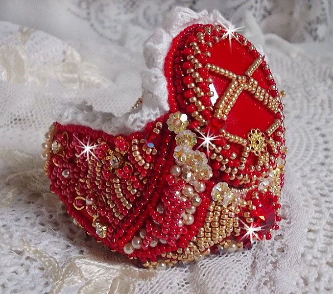 Bracelet Nous Deux manchette Haute-Couture brod&eacute; avec des Cristaux de Swarovski, un cabochon ovale en verre rouge et des rocailles
