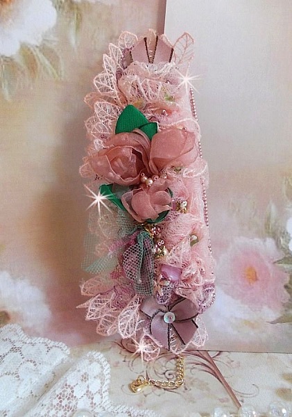 Bracelet Douceur Poudr&eacute;e manchette brod&eacute; avec une dentelle motif floral, ruban organza, tulles, n&oelig;uds, &eacute;tamines, sequins paillettes. La couleur dominante est le Rose &agrave; laquelle s&rsquo;ajoute des cristaux 