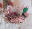 Bracelet Douceur Poudr&eacute;e manchette brod&eacute; avec une dentelle motif floral, ruban organza, tulles, n&oelig;uds, &eacute;tamines, sequins paillettes. La couleur dominante est le Rose &agrave; laquelle s&rsquo;ajoute des cristaux 