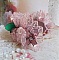 Bracelet Douceur Poudr&eacute;e manchette brod&eacute; avec une dentelle motif floral, ruban organza, tulles, n&oelig;uds, &eacute;tamines, sequins paillettes. La couleur dominante est le Rose &agrave; laquelle s&rsquo;ajoute des cristaux 