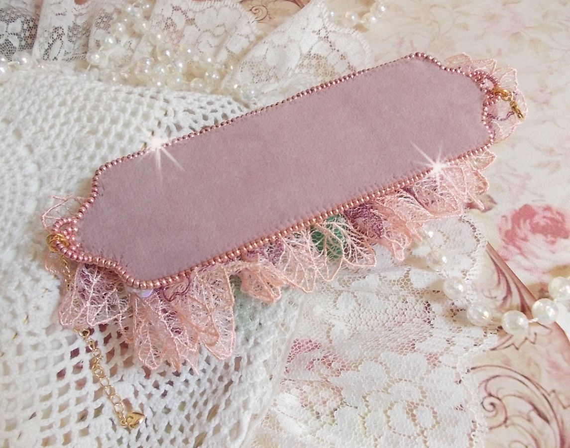 Bracelet Douceur Poudr&eacute;e manchette brod&eacute; avec une dentelle motif floral, ruban organza, tulles, n&oelig;uds, &eacute;tamines, sequins paillettes. La couleur dominante est le Rose &agrave; laquelle s&rsquo;ajoute des cristaux 