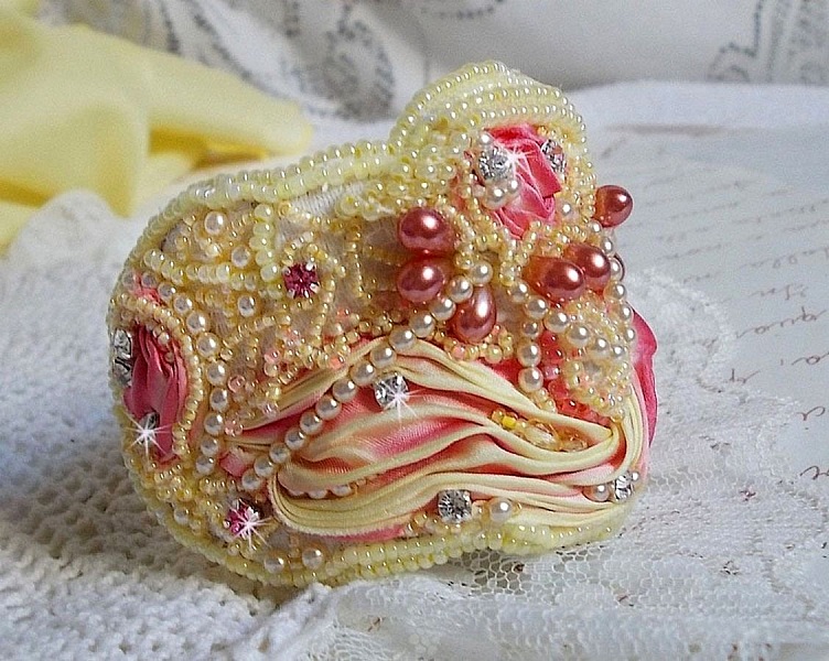 Bracelet Les D&eacute;lices de L'Et&eacute; manchette Haute-Couture brod&eacute; avec ruban de soie jaune et Rose, perles, gouttes nacr&eacute;es, rocailles, cha&icirc;nette d'extension en Argent 925 et fermoir aimant&eacute; en Laiton
