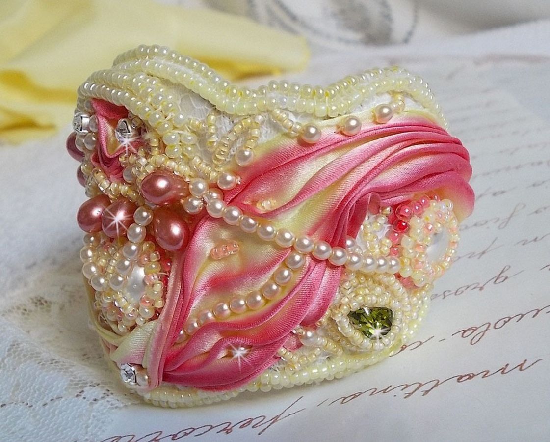 Bracelet Les D&eacute;lices de L'Et&eacute; manchette Haute-Couture brod&eacute; avec ruban de soie jaune et Rose, perles, gouttes nacr&eacute;es, rocailles, cha&icirc;nette d'extension en Argent 925 et fermoir aimant&eacute; en Laiton