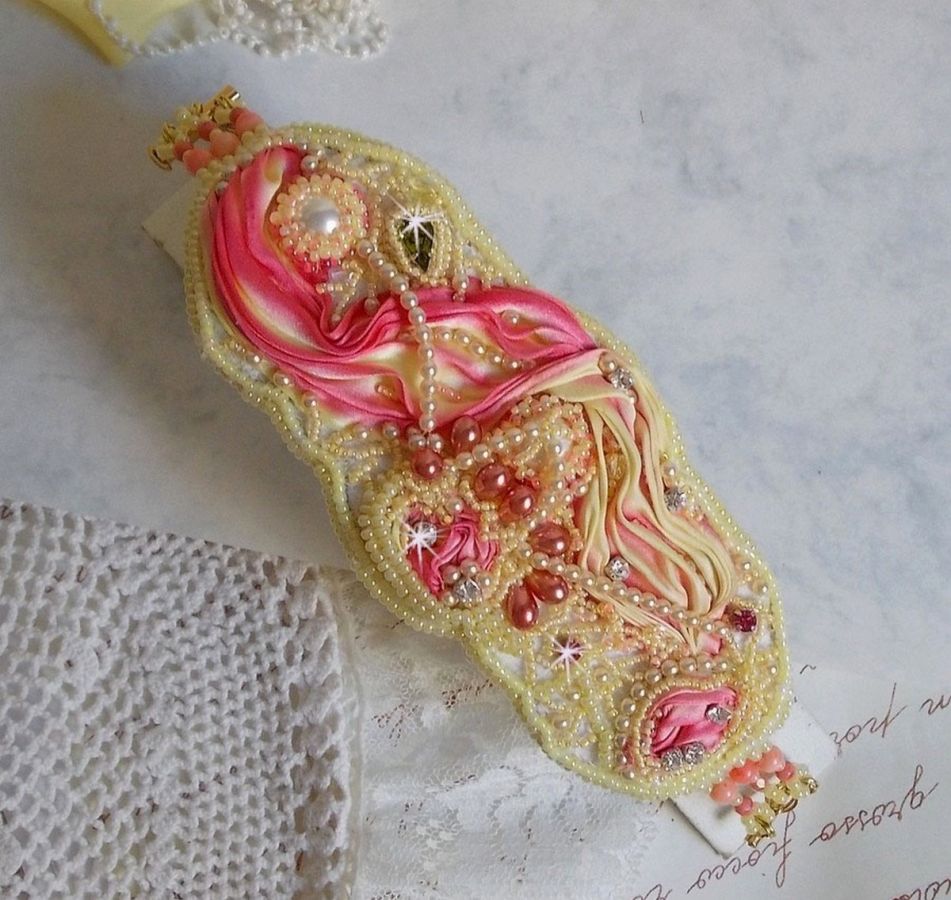 Bracelet Les D&eacute;lices de L'Et&eacute; manchette Haute-Couture brod&eacute; avec ruban de soie jaune et Rose, perles, gouttes nacr&eacute;es, rocailles, cha&icirc;nette d'extension en Argent 925 et fermoir aimant&eacute; en Laiton