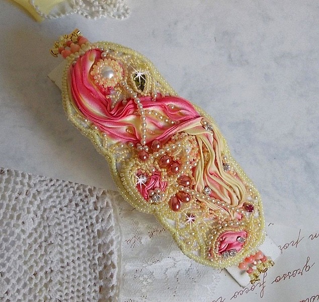 Bracelet Les D&eacute;lices de L'Et&eacute; manchette Haute-Couture brod&eacute; avec ruban de soie jaune et Rose, perles, gouttes nacr&eacute;es, rocailles, cha&icirc;nette d'extension en Argent 925 et fermoir aimant&eacute; en Laiton