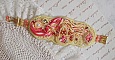 Bracelet Les D&eacute;lices de L'Et&eacute; manchette Haute-Couture brod&eacute; avec ruban de soie jaune et Rose, perles, gouttes nacr&eacute;es, rocailles, cha&icirc;nette d'extension en Argent 925 et fermoir aimant&eacute; en Laiton