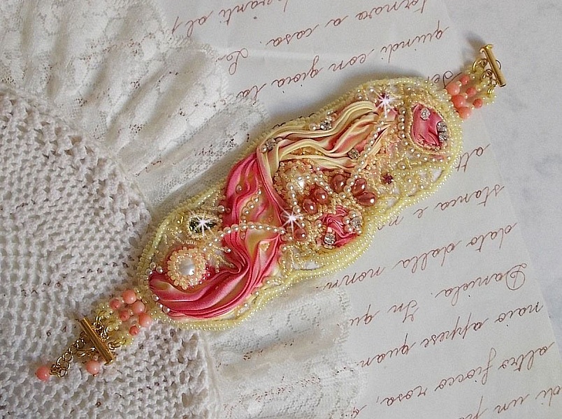 Bracelet Les D&eacute;lices de L'Et&eacute; manchette Haute-Couture brod&eacute; avec ruban de soie jaune et Rose, perles, gouttes nacr&eacute;es, rocailles, cha&icirc;nette d'extension en Argent 925 et fermoir aimant&eacute; en Laiton