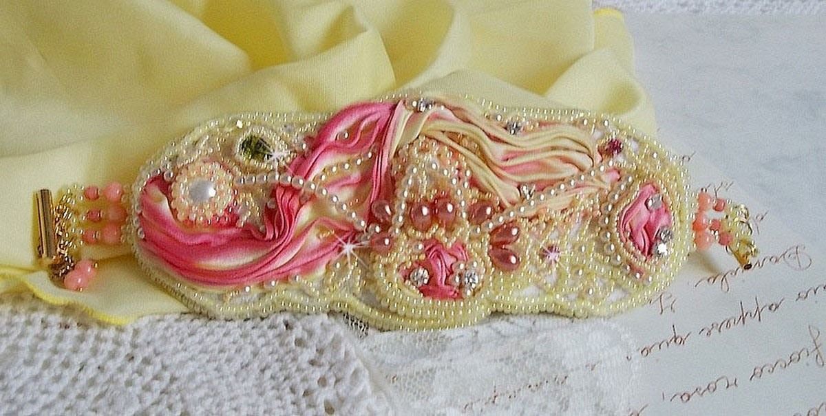 Bracelet Les D&eacute;lices de L'Et&eacute; manchette Haute-Couture brod&eacute; avec ruban de soie jaune et Rose, perles, gouttes nacr&eacute;es, rocailles, cha&icirc;nette d'extension en Argent 925 et fermoir aimant&eacute; en Laiton