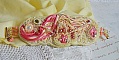 Bracelet Les D&eacute;lices de L'Et&eacute; manchette Haute-Couture brod&eacute; avec ruban de soie jaune et Rose, perles, gouttes nacr&eacute;es, rocailles, cha&icirc;nette d'extension en Argent 925 et fermoir aimant&eacute; en Laiton