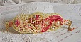 Bracelet Les D&eacute;lices de L'Et&eacute; manchette Haute-Couture brod&eacute; avec ruban de soie jaune et Rose, perles, gouttes nacr&eacute;es, rocailles, cha&icirc;nette d'extension en Argent 925 et fermoir aimant&eacute; en Laiton