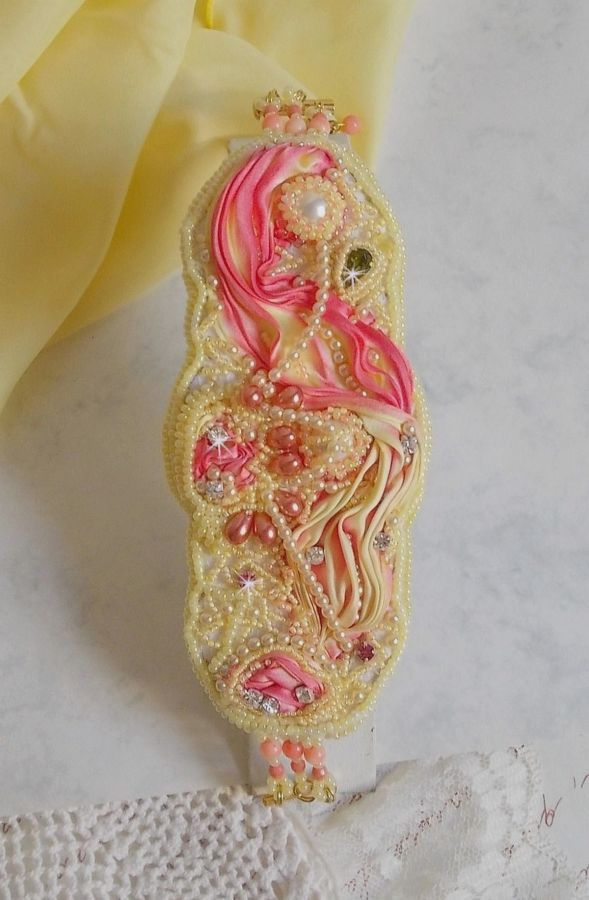 Bracelet Les D&eacute;lices de L'Et&eacute; manchette Haute-Couture brod&eacute; avec ruban de soie jaune et Rose, perles, gouttes nacr&eacute;es, rocailles, cha&icirc;nette d'extension en Argent 925 et fermoir aimant&eacute; en Laiton