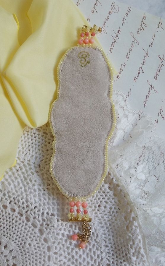 Bracelet Les D&eacute;lices de L'Et&eacute; manchette Haute-Couture brod&eacute; avec ruban de soie jaune et Rose, perles, gouttes nacr&eacute;es, rocailles, cha&icirc;nette d'extension en Argent 925 et fermoir aimant&eacute; en Laiton