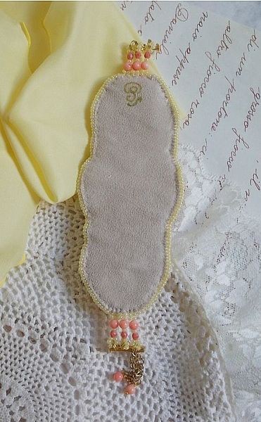 Bracelet Les D&eacute;lices de L'Et&eacute; manchette Haute-Couture brod&eacute; avec ruban de soie jaune et Rose, perles, gouttes nacr&eacute;es, rocailles, cha&icirc;nette d'extension en Argent 925 et fermoir aimant&eacute; en Laiton