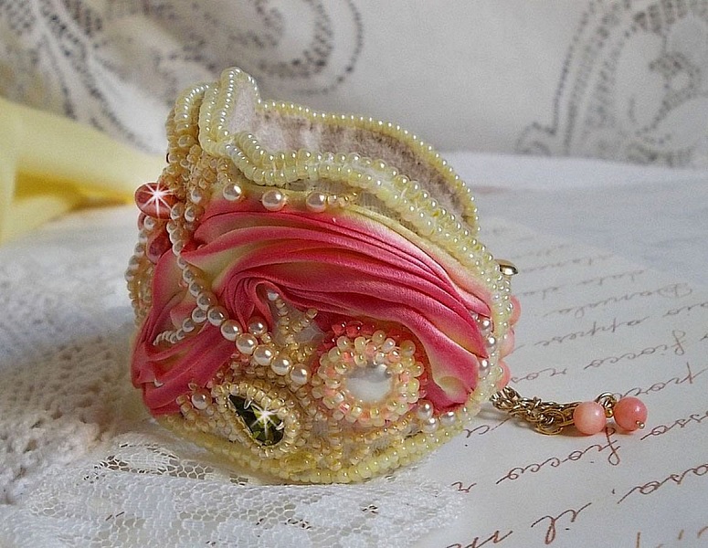 Bracelet Les D&eacute;lices de L'Et&eacute; manchette Haute-Couture brod&eacute; avec ruban de soie jaune et Rose, perles, gouttes nacr&eacute;es, rocailles, cha&icirc;nette d'extension en Argent 925 et fermoir aimant&eacute; en Laiton