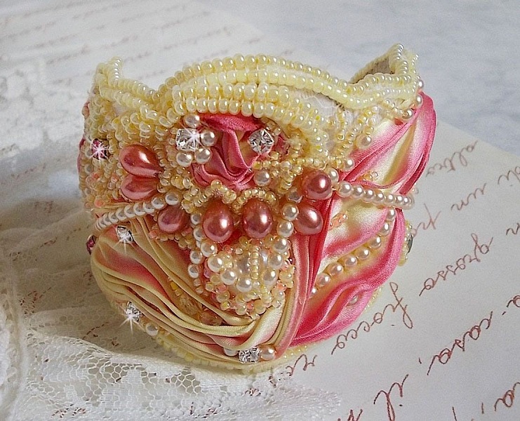 Bracelet Les D&eacute;lices de L'Et&eacute; manchette Haute-Couture brod&eacute; avec ruban de soie jaune et Rose, perles, gouttes nacr&eacute;es, rocailles, cha&icirc;nette d'extension en Argent 925 et fermoir aimant&eacute; en Laiton
