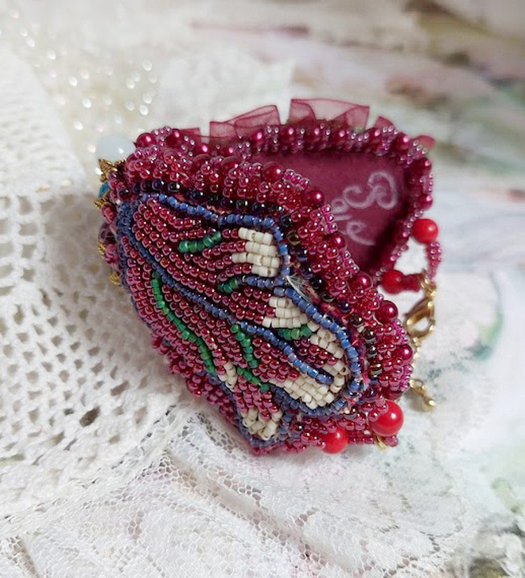 Bracelet manchette brodé de perles aux tons automnaux.