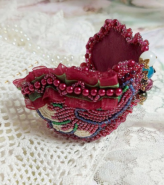 Bracelet manchette brodé de perles et dentelle rouge automnale.