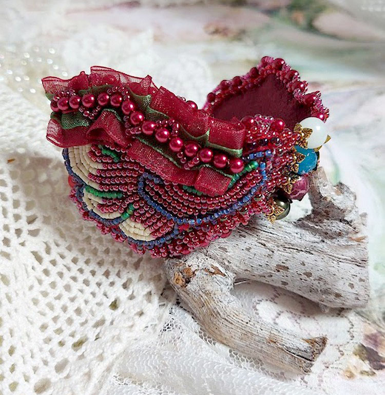 Bracelet manchette brodé de perles et dentelle rouge automnale.