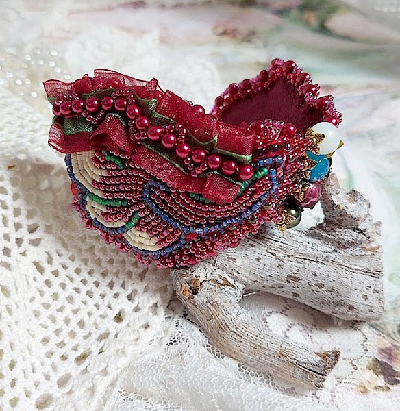 Bracelet manchette brodé de perles et dentelle rouge automnale.