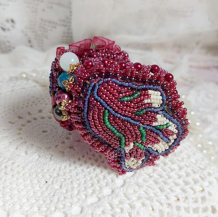 Bracelet manchette brodé de perles aux couleurs automnales.