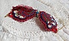 Bracelet manchette brodé de perles rouges et dentelle organdi.