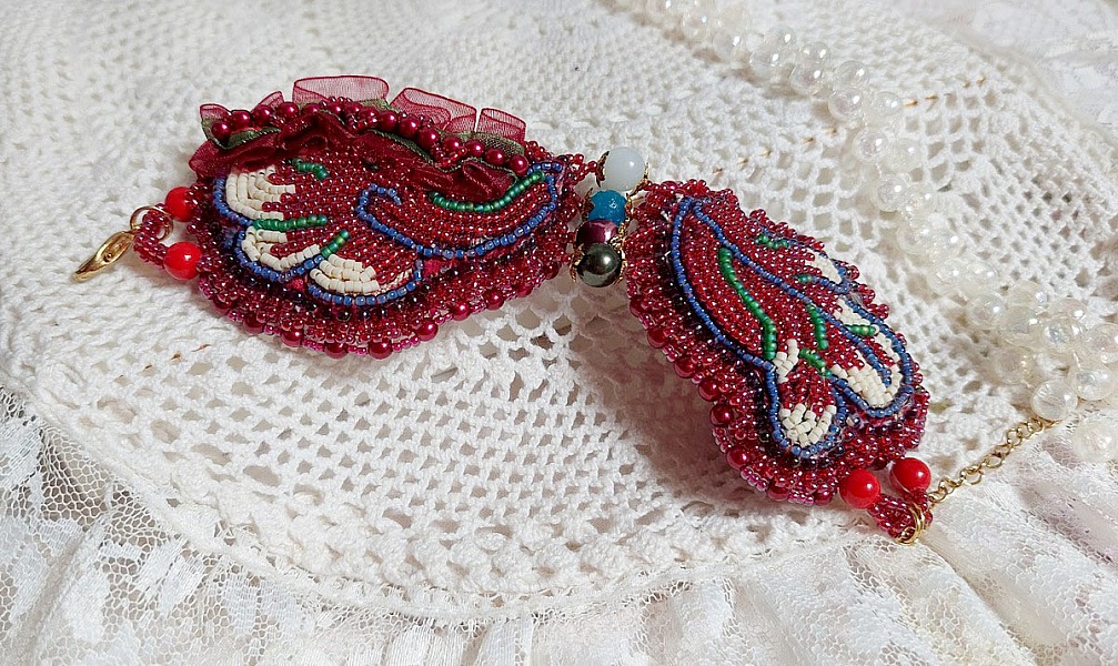 Bracelet manchette brodé de perles rouges et dentelle organdi.