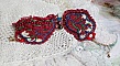 Bracelet manchette brodé de perles aux motifs automnaux élégants.
