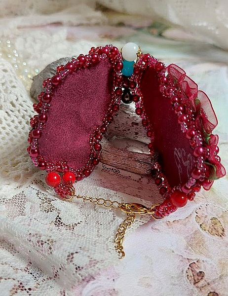 Bracelet manchette brodé de perles rouges et dentelle organdi.
