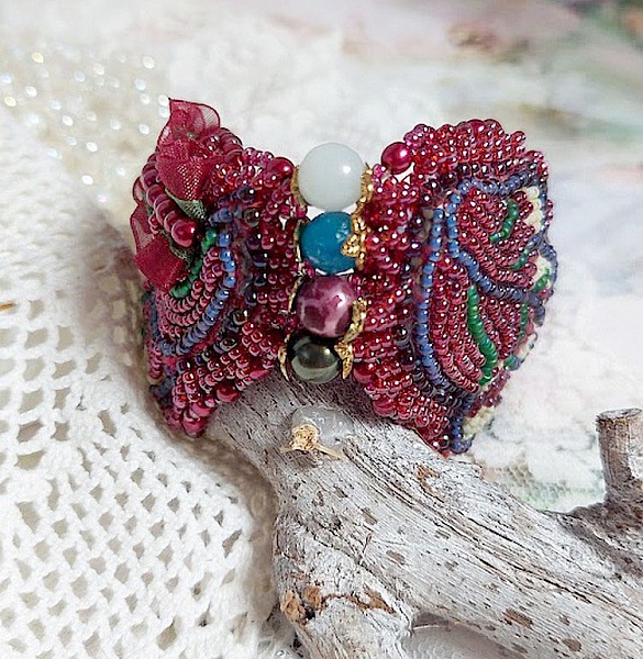 Bracelet manchette brodé de perles aux couleurs automnales.