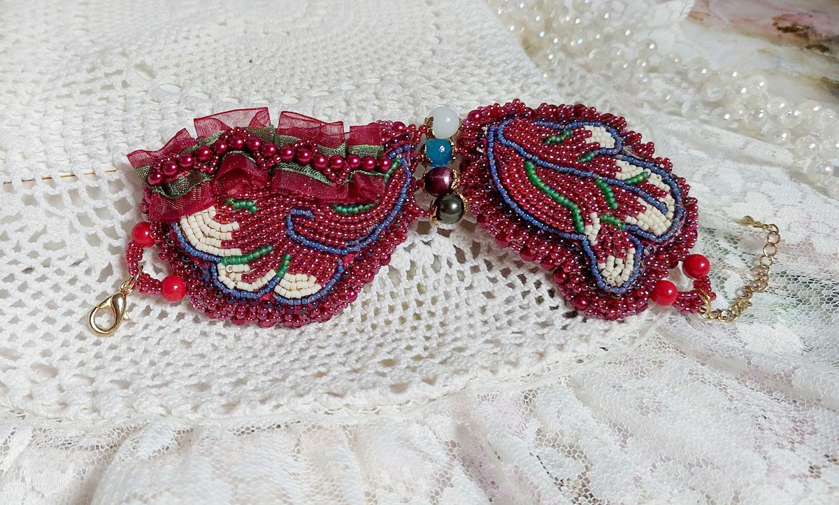 Bracelet manchette brodé de perles rouges et dentelle organdi.